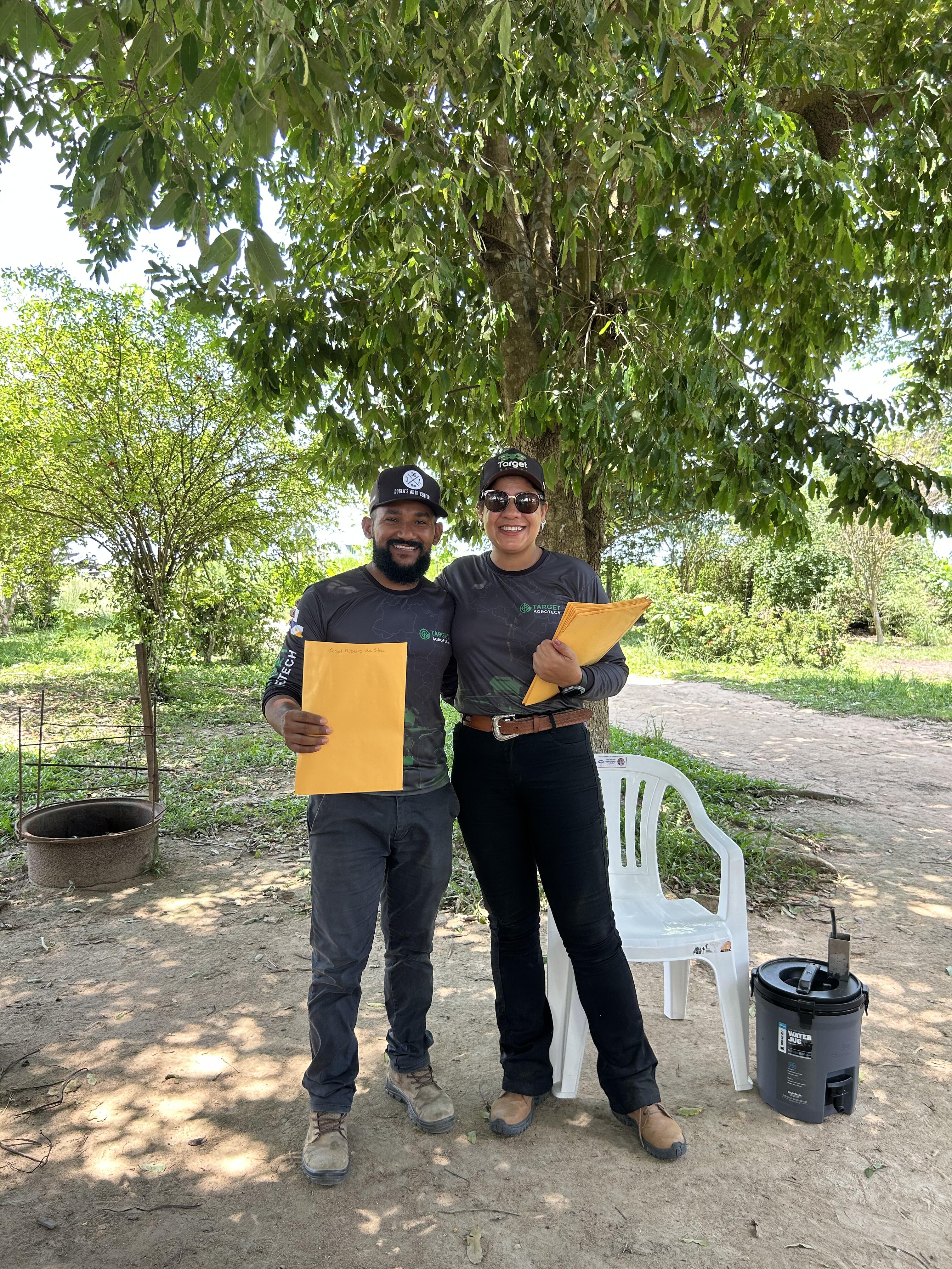 Alunos segurando envelopes de certificados do curso de Piloto de Drone Agrícola