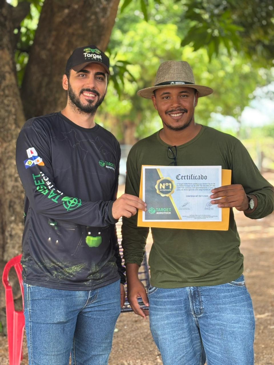 Aluno recebendo certificado no curso de Piloto de Drone Agrícola da Target Agrotech