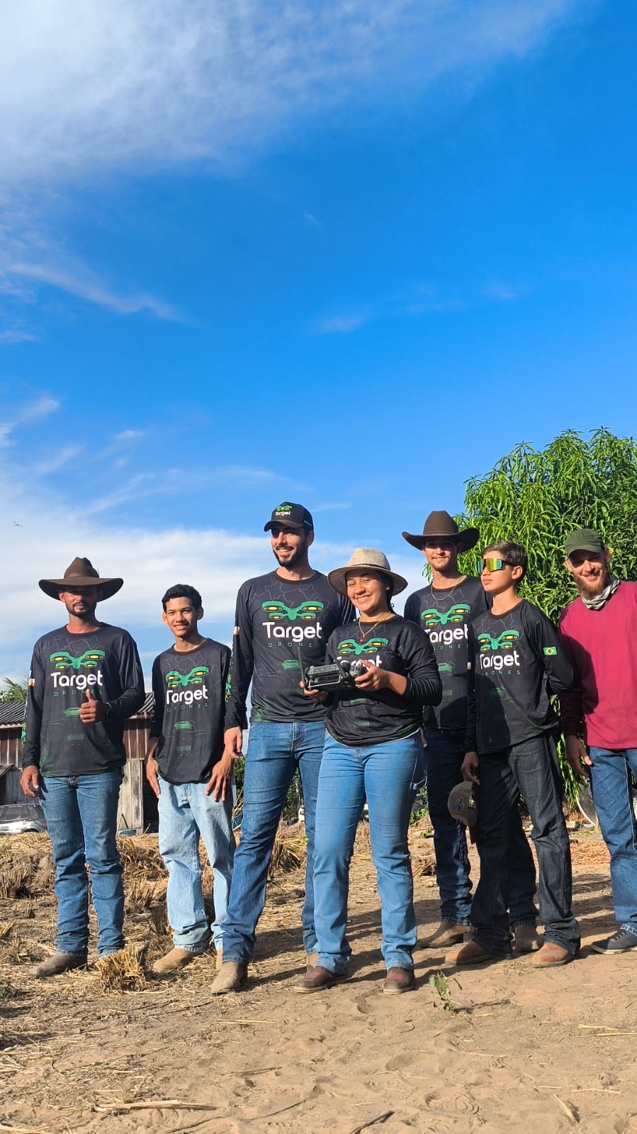 Turma do curso de Piloto de Drone Agrícola em prática de voo em campo