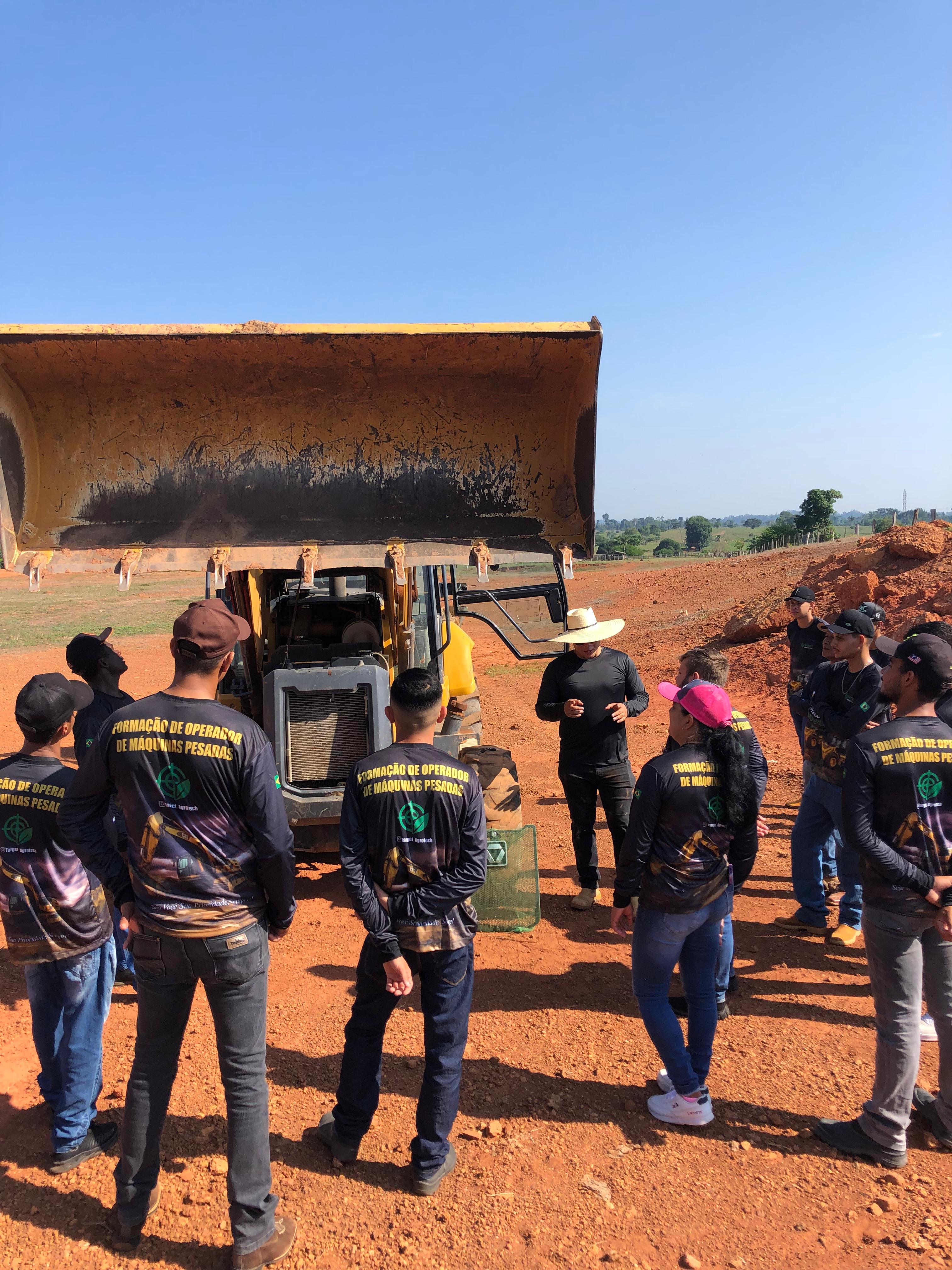 Turma em treinamento prático no curso de Operador de Máquinas Pesadas