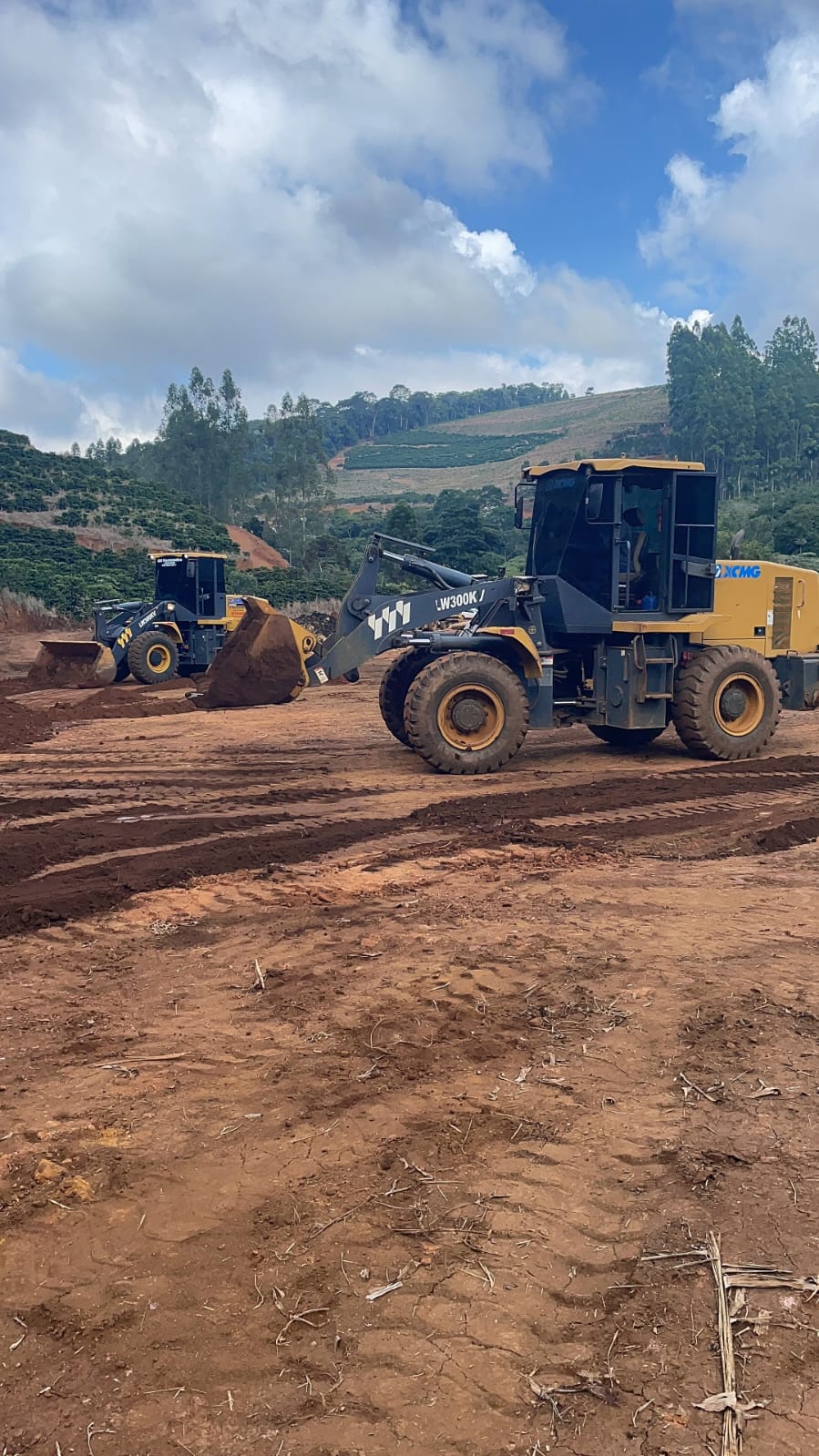 Aluno da Target Agrotech operando máquina pesada em pista de treinamento, com instrutor ao lado orientando cada comando.