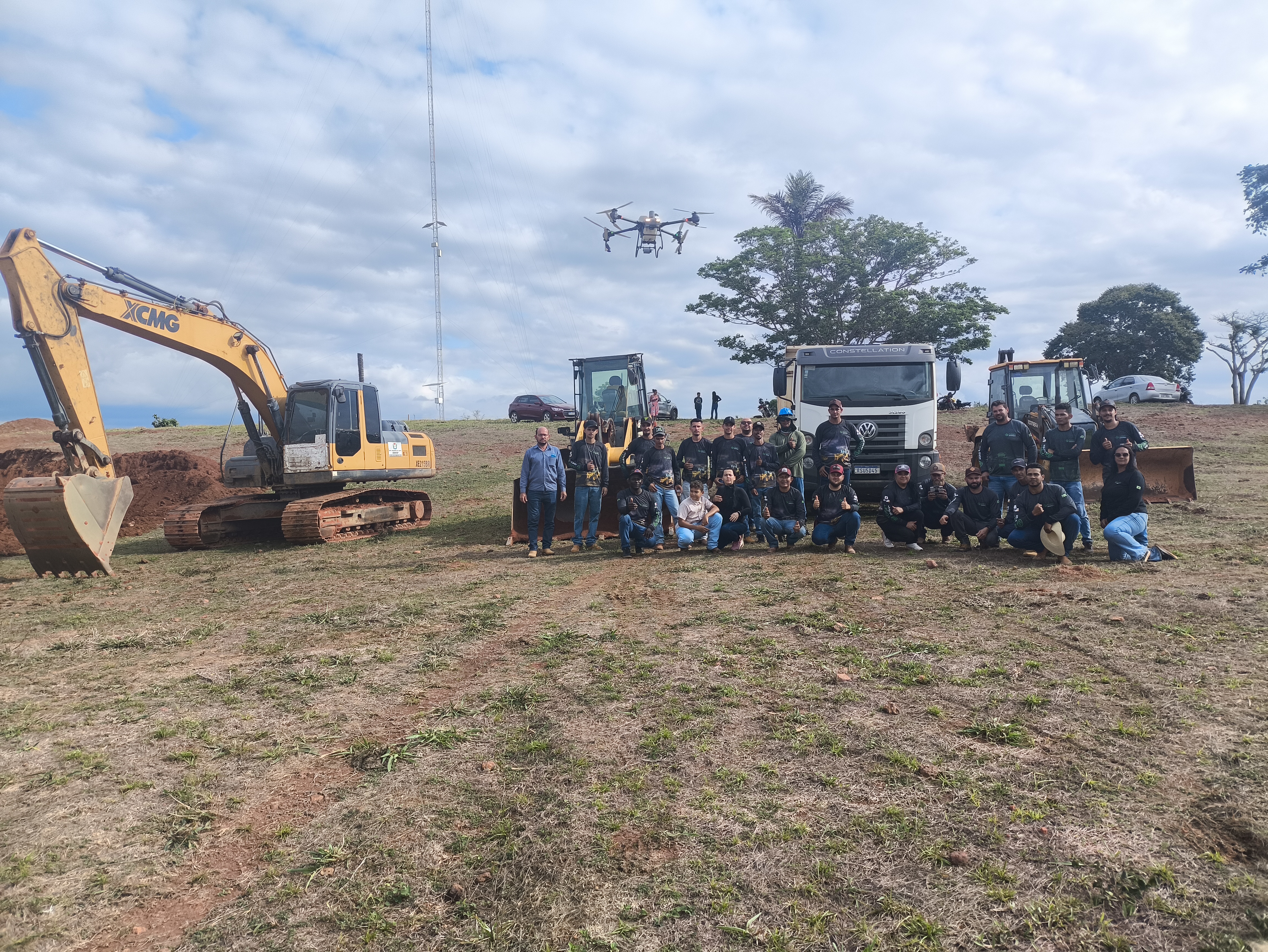 Máquina pesada em operação em pista de treinamento com aluno no comando, executando deslocamento e manobra.