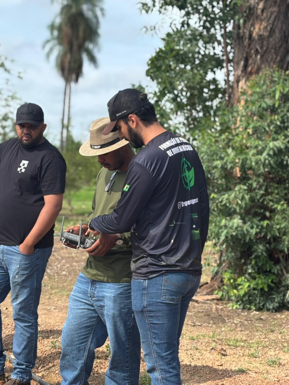 Instrutor da Target Agrotech orientando aluno no uso do controle do drone agrícola