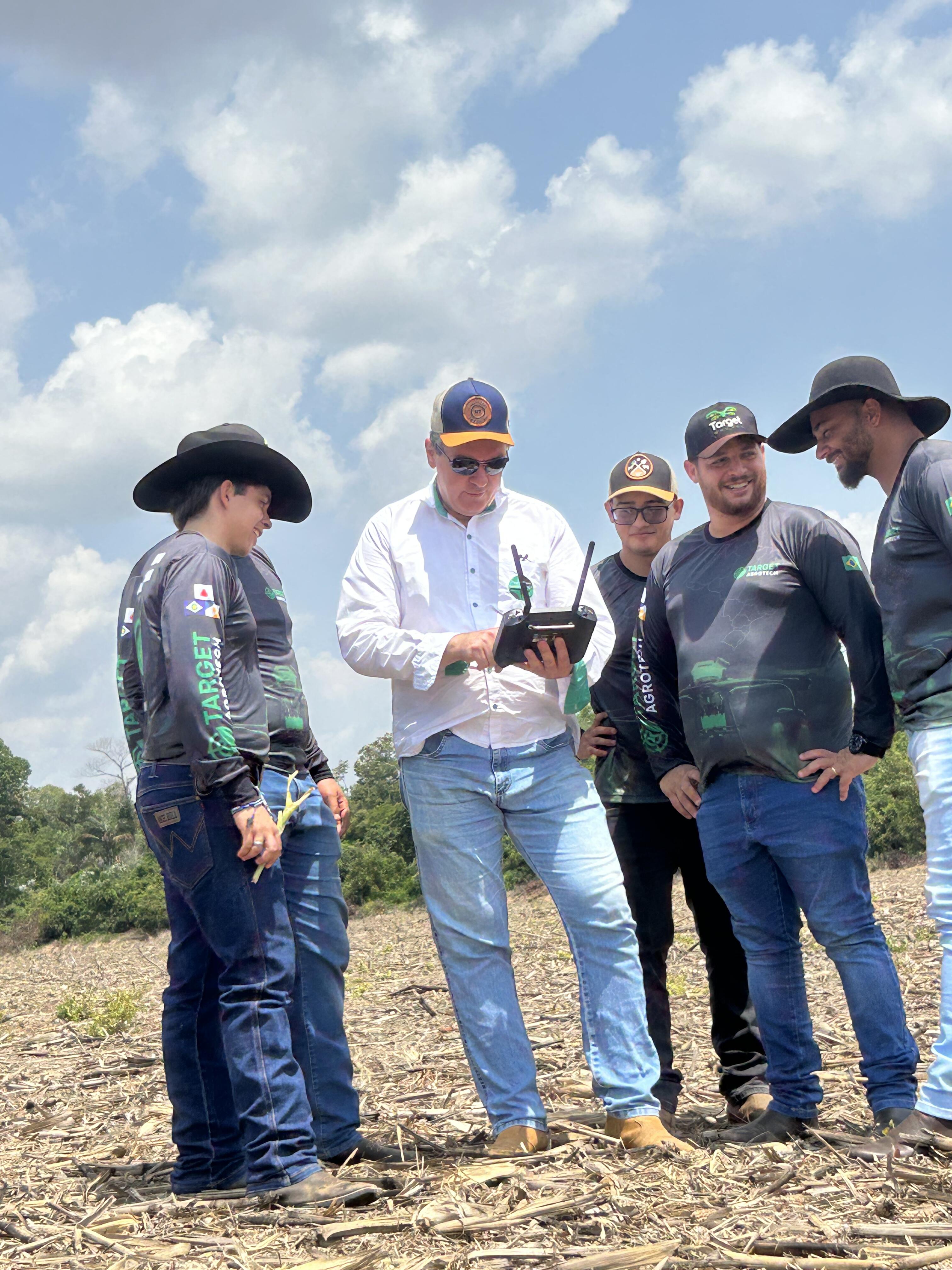 Instrutor apresentando o plano de voo no controle remoto para a turma de Piloto de Drone Agrícola