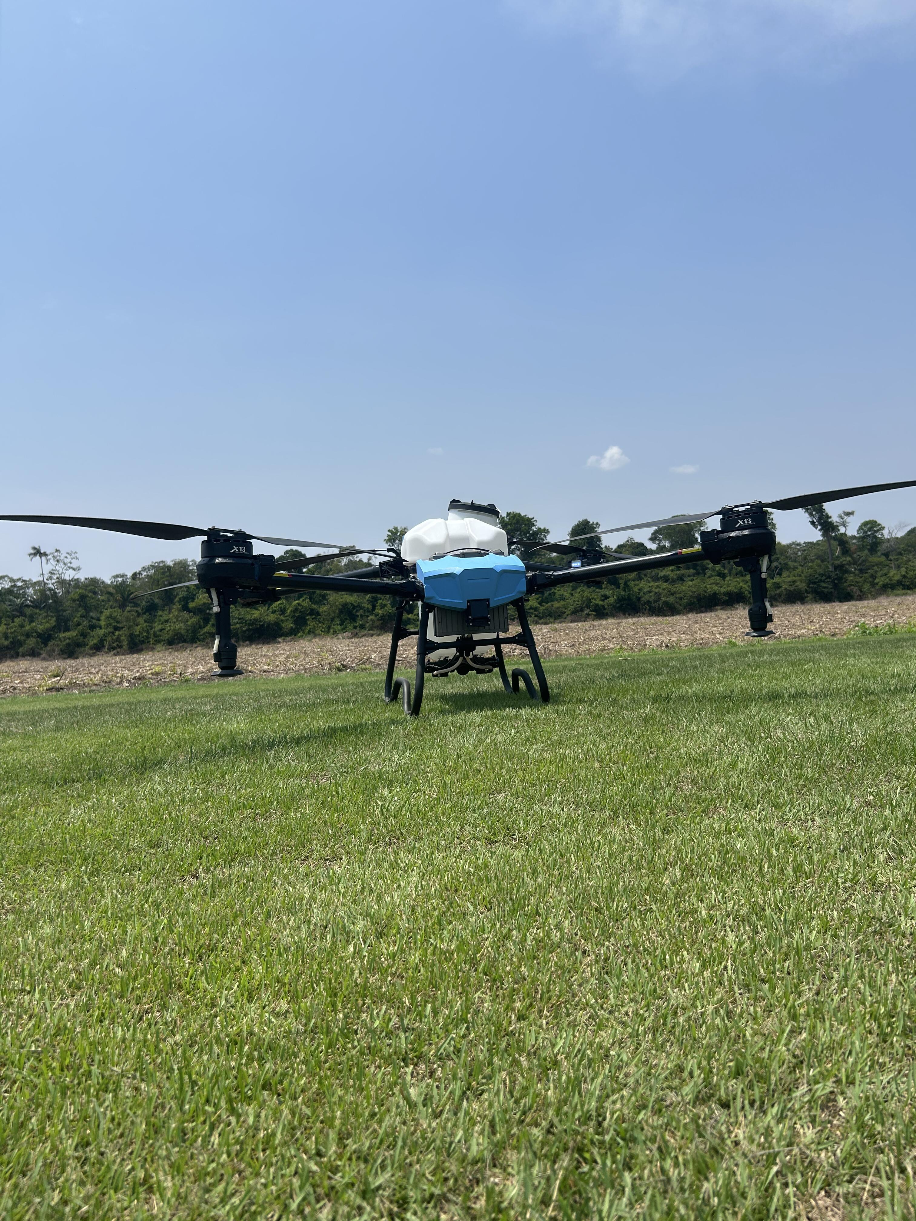 Alunos da Target Agrotech em prática com drone agrícola