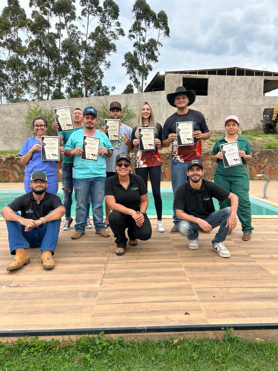 Alunos da Target Agrotech recebendo o certificado de formação.